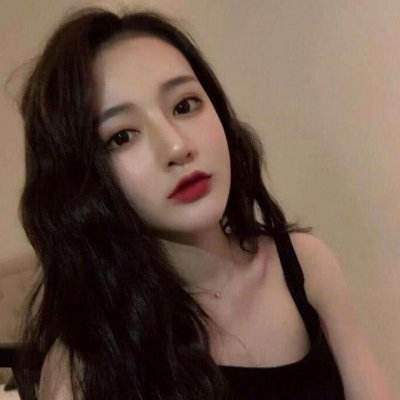 小镇拥堵的停车场